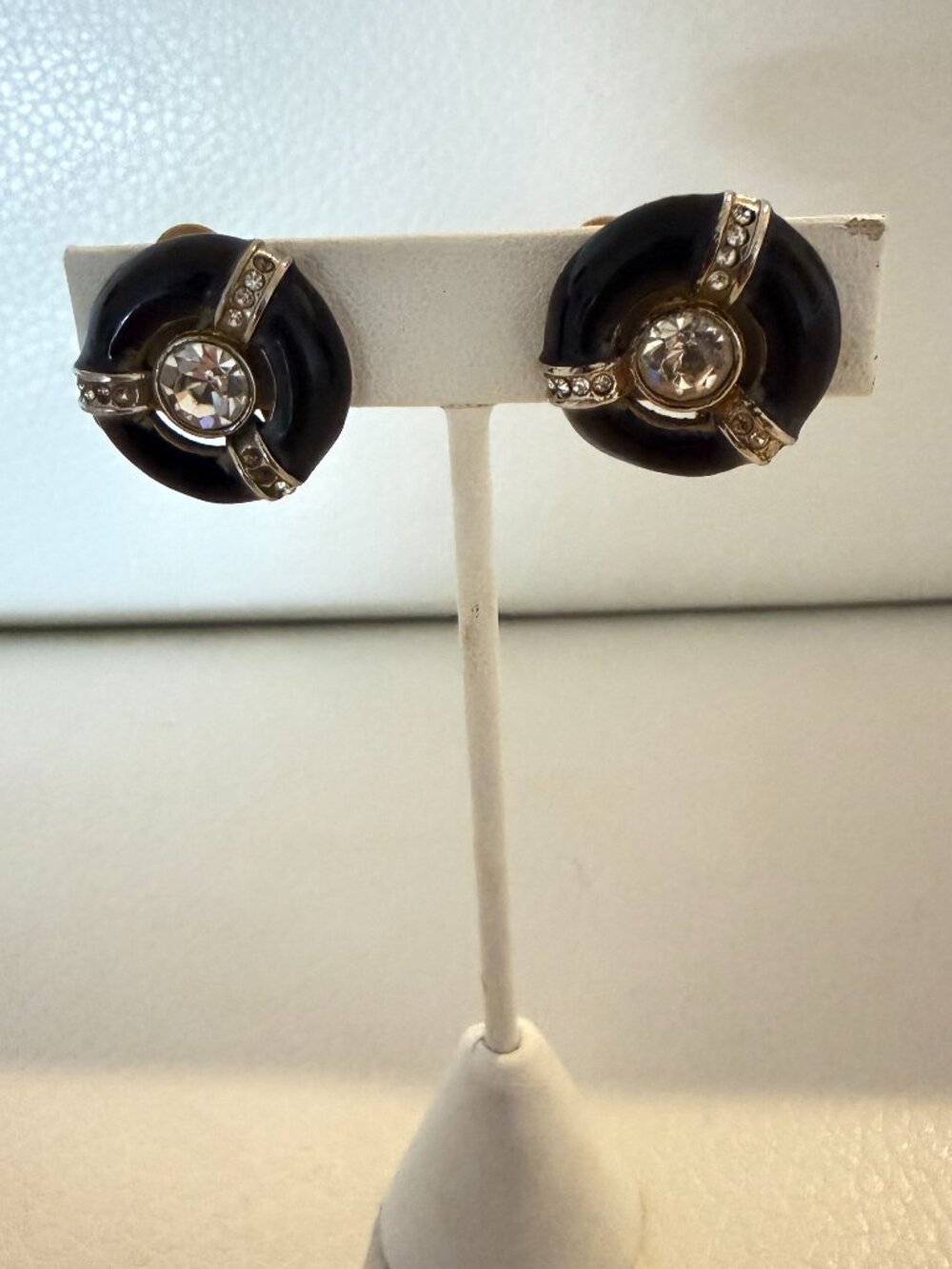 GORGEOUS VINTAGE BLACK ENAMEL & CLEAR RHINESTONE CLIP ON EARRINGS
